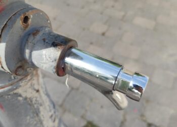 Medidas antivándalos en la fuente del Paseo de la Estación de Peñaranda que ya vuelve a estar operativa