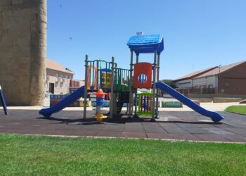 Babilafuente invierte 20.000 euros en la renovación de juegos infantiles y mejora de los parques de la localidad