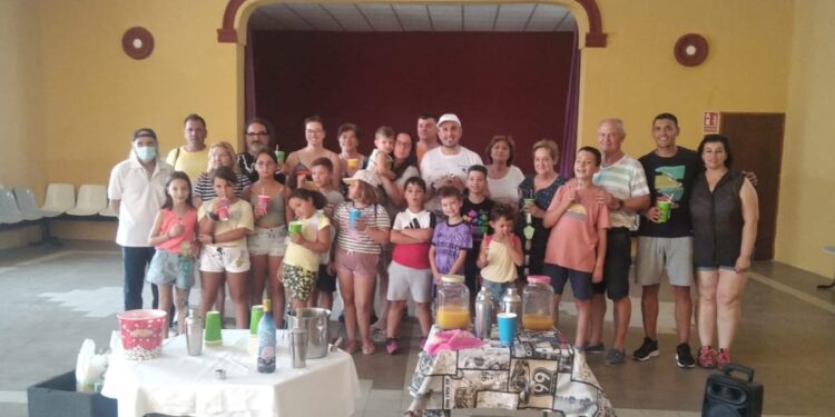 Divertido taller de cócteles con Teo Marcos en los campamentos urbanos de Zorita de la Frontera