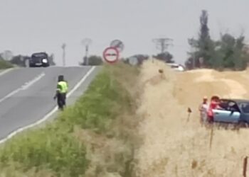 La Guardia Civil de Tráfico interviene en la salida de vía de un turismo en la carretera de Peñaranda a Macotera