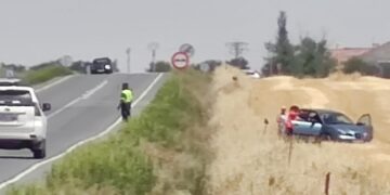 La Guardia Civil de Tráfico interviene en la salida de vía de un turismo en la carretera de Peñaranda a Macotera