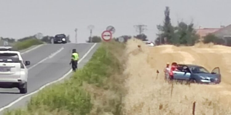 La Guardia Civil de Tráfico interviene en la salida de vía de un turismo en la carretera de Peñaranda a Macotera