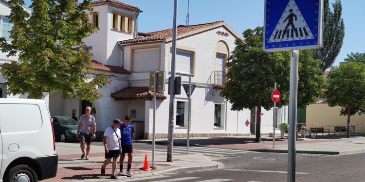La calle del Carmen estrena en Peñaranda las primeras señales luminosas en el paso de peatones junto al parque La Huerta