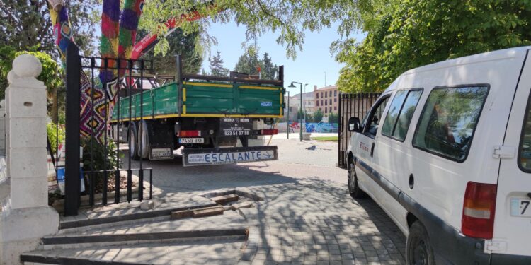 Obras en el parque La Huerta de Peñaranda para mejorar el acceso de los camiones de las orquestas y conciertos