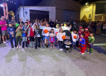 El concurso de disfraces con niños y adultos anima una divertida noche festiva en la plaza de Cordovilla