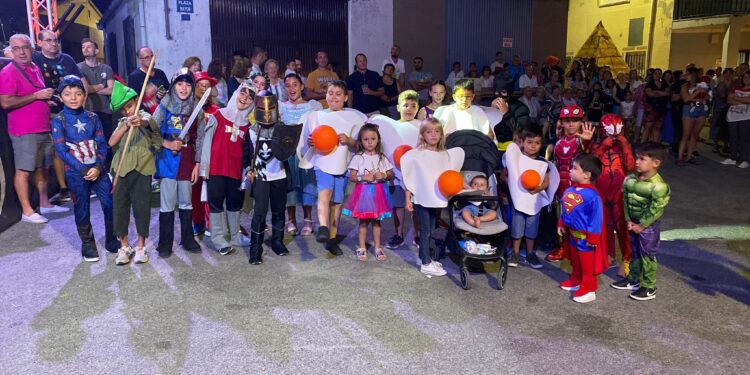 El concurso de disfraces con niños y adultos anima una divertida noche festiva en la plaza de Cordovilla