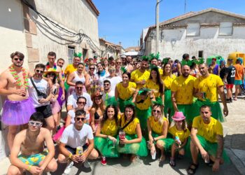 Refrescante pasacalles acuático en Santiago de la Puebla con animación musical y una destacada participación