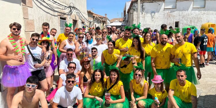 Refrescante pasacalles acuático en Santiago de la Puebla con animación musical y una destacada participación
