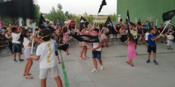 La infancia de Cordovilla disfruta con la actuación del grupo Armadanzas en el frontón municipal