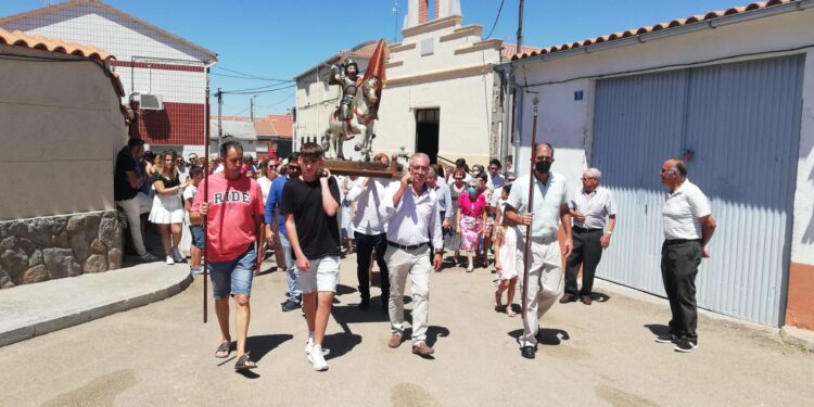 Cordovilla festeja a Santiago Apóstol con misa, procesión y un animado convite en el salón del Ayuntamiento