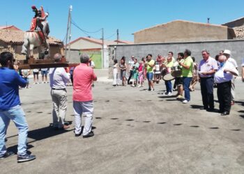 Cordovilla festeja a Santiago Apóstol con misa, procesión y un animado convite en el salón del Ayuntamiento
