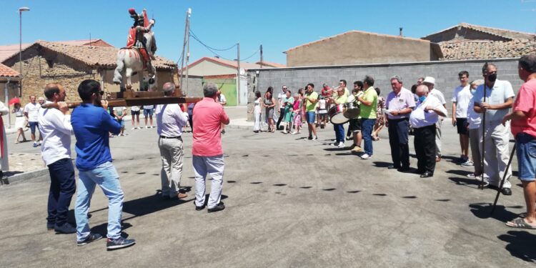 Cordovilla festeja a Santiago Apóstol con misa, procesión y un animado convite en el salón del Ayuntamiento
