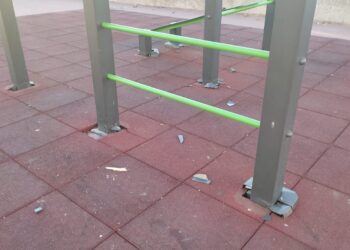Importantes destrozos en el parque de calistenia del barrio San Lázaro, de Peñaranda, inaugurada hace un año