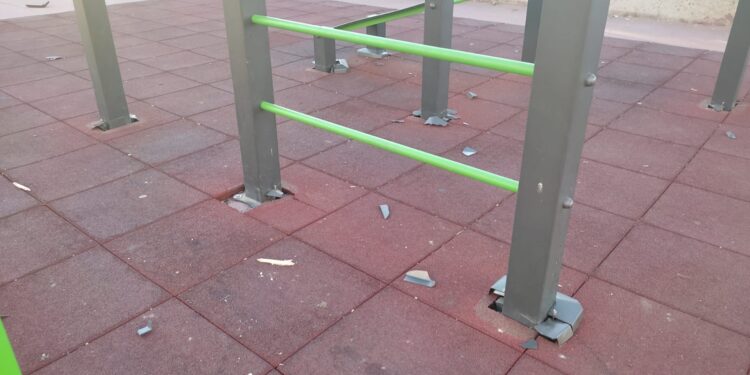 Importantes destrozos en el parque de calistenia del barrio San Lázaro, de Peñaranda, inaugurada hace un año