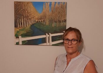 Ángeles Martín expone sus pinturas en el Ayuntamiento de Santiago de la Puebla hasta este domingo