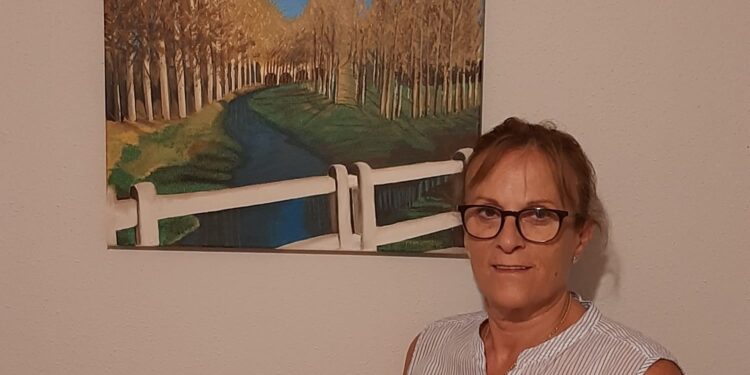 Ángeles Martín expone sus pinturas en el Ayuntamiento de Santiago de la Puebla hasta este domingo