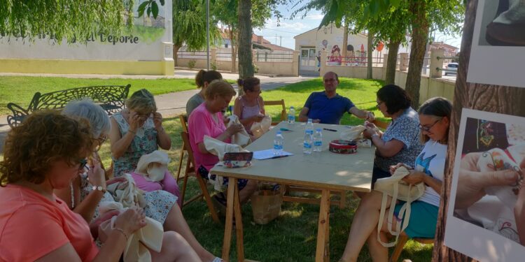 «Pueblos al fresco» llega a Bóveda del Río Almar con una entretenida tarde en torno al bordado tradicional