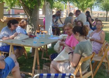 «Pueblos al fresco» llega a Bóveda del Río Almar con una entretenida tarde en torno al bordado tradicional