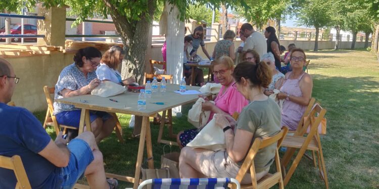 «Pueblos al fresco» llega a Bóveda del Río Almar con una entretenida tarde en torno al bordado tradicional