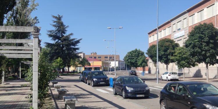 El recinto ferial vuelve al Paseo de la Estación, de Peñaranda, y comienza la puesta a punto para recibir las atracciones