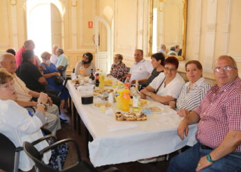 Un convite en el centro social de Peñaranda abre la fiesta anual de la asociación de mayores San Miguel