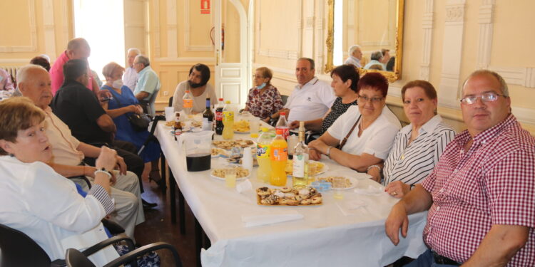 Un convite en el centro social de Peñaranda abre la fiesta anual de la asociación de mayores San Miguel