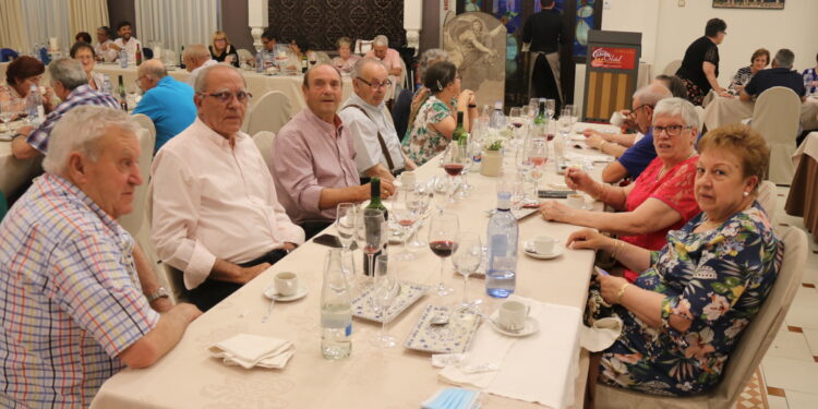 Animada comida de la asociación de mayores de Peñaranda con un emotivo homenaje a los parejas que celebran las Bodas de Oro
