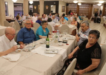 Animada comida de la asociación de mayores de Peñaranda con un emotivo homenaje a los parejas que celebran las Bodas de Oro