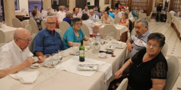 Animada comida de la asociación de mayores de Peñaranda con un emotivo homenaje a los parejas que celebran las Bodas de Oro