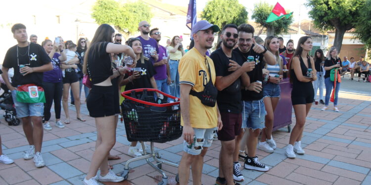 Paradinas de San Juan se llena de alegría y colorido con la concentración de las peñas en la plaza