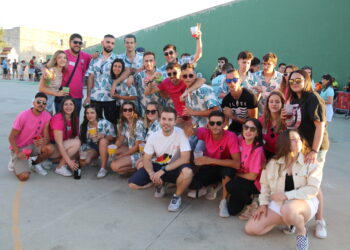 Paradinas de San Juan se llena de alegría y colorido con la concentración de las peñas en la plaza