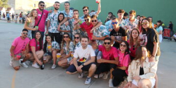 Paradinas de San Juan se llena de alegría y colorido con la concentración de las peñas en la plaza