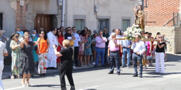 Los bailes típicos animan la procesión en honor de la Virgen del Rosario en las fiestas de Mancera de Abajo