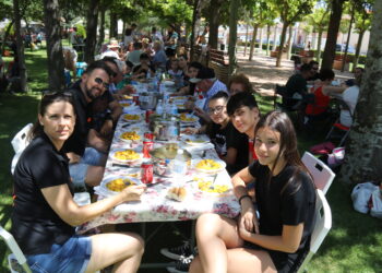 Paradinas de San Juan reparte más de medio millar de raciones de paella en la despedida de sus fiestas patronales