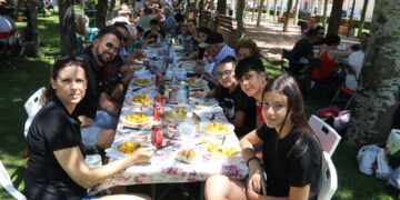 Paradinas de San Juan reparte más de medio millar de raciones de paella en la despedida de sus fiestas patronales