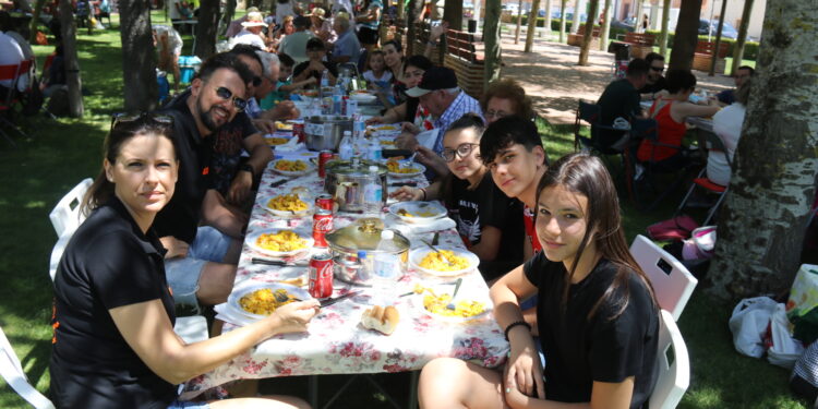 Paradinas de San Juan reparte más de medio millar de raciones de paella en la despedida de sus fiestas patronales