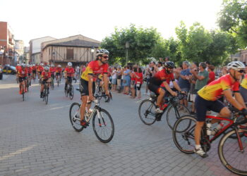 Calurosa acogida al movimiento Ultreya a su llegada a Macotera entre trajes charros, música de dulzaina y la charrá de San Roque