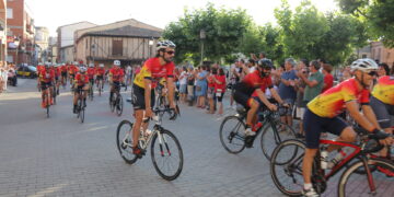 Calurosa acogida al movimiento Ultreya a su llegada a Macotera entre trajes charros, música de dulzaina y la charrá de San Roque