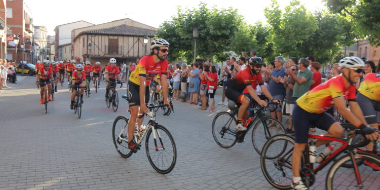 Calurosa acogida al movimiento Ultreya a su llegada a Macotera entre trajes charros, música de dulzaina y la charrá de San Roque