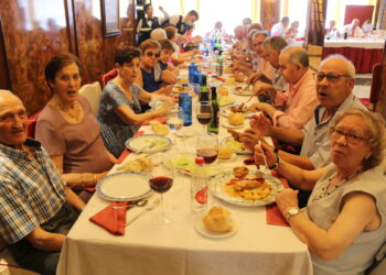 Once matrimonios de la comarca participan en Peñaranda en la celebración conjunta de sus Bodas de Oro