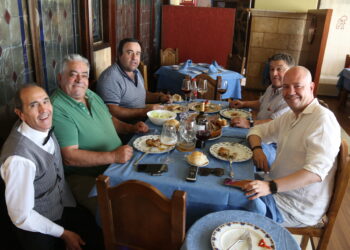 Un grupo de amigos celebra en Peñaranda sus 50 años de soltería con una comida de confraternidad