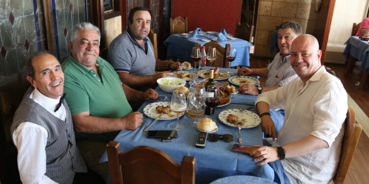 Un grupo de amigos celebra en Peñaranda sus 50 años de soltería con una comida de confraternidad