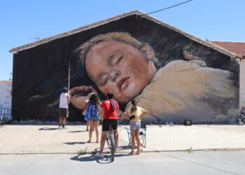Rágama suma una decena de nuevos murales a su galería de arte al aire libre y despierta el interés de vecinos y visitantes