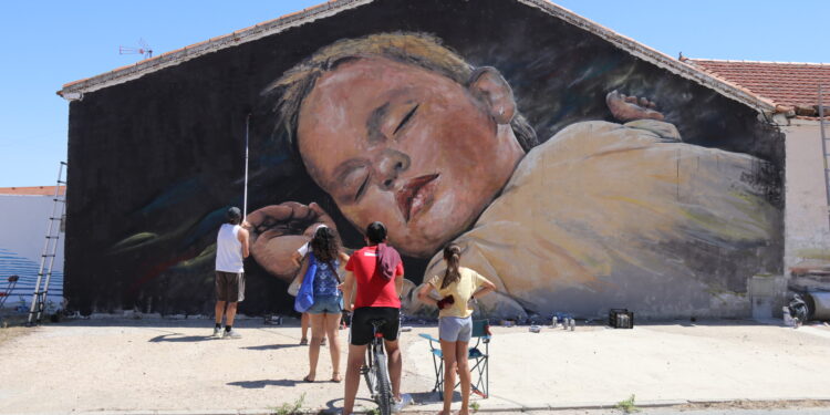 Rágama suma una decena de nuevos murales a su galería de arte al aire libre y despierta el interés de vecinos y visitantes