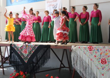 Villoria pone el broche a su Feria Rociera con un pase de baile que reúne a siete grupos de la provincia en el centro cívico