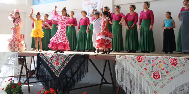 Villoria pone el broche a su Feria Rociera con un pase de baile que reúne a siete grupos de la provincia en el centro cívico