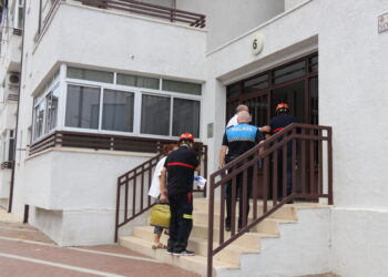 Bomberos, Policía Local y sanitarios intervienen en el barrio San Lázaro, de Peñaranda, donde un varón ha aparecido muerto