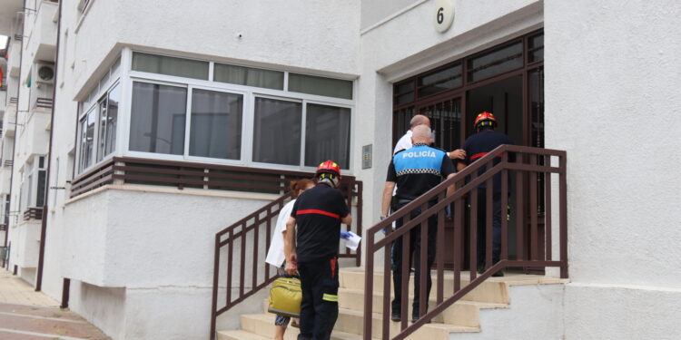 Bomberos, Policía Local y sanitarios intervienen en el barrio San Lázaro, de Peñaranda, donde un varón ha aparecido muerto