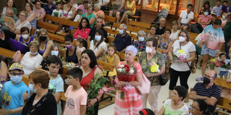 La ofrenda floral abre las fiestas patronales de Villoruela en honor del Cristo de la Esperanza y de la Virgen del Carmen