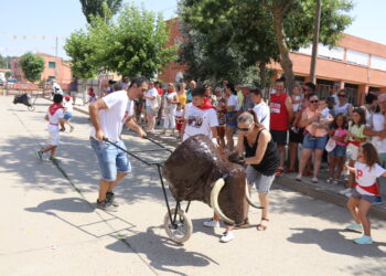 Niños y familias de Villoruela desafían al calor para disfrutar del encierro infantil y correr delante de los carretones